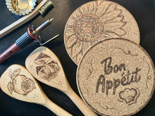 Charger l'image dans la galerie, Recevez-moi dans vos locaux — ateliers de pyrogravure sur place