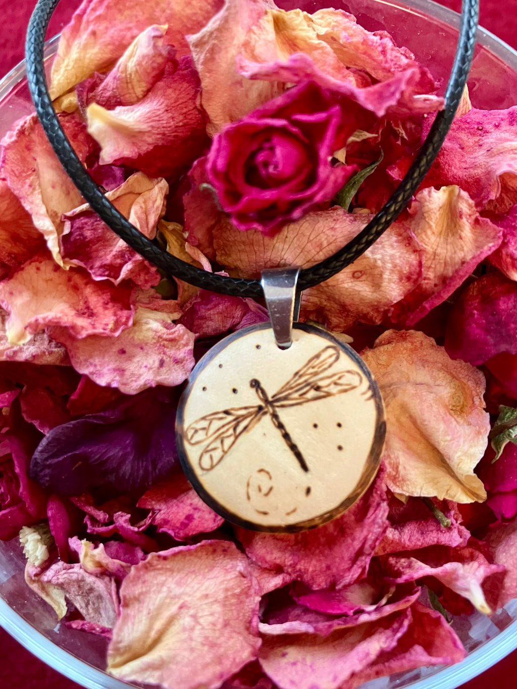 Collier en bois pyrogravé — pendentif artisanal