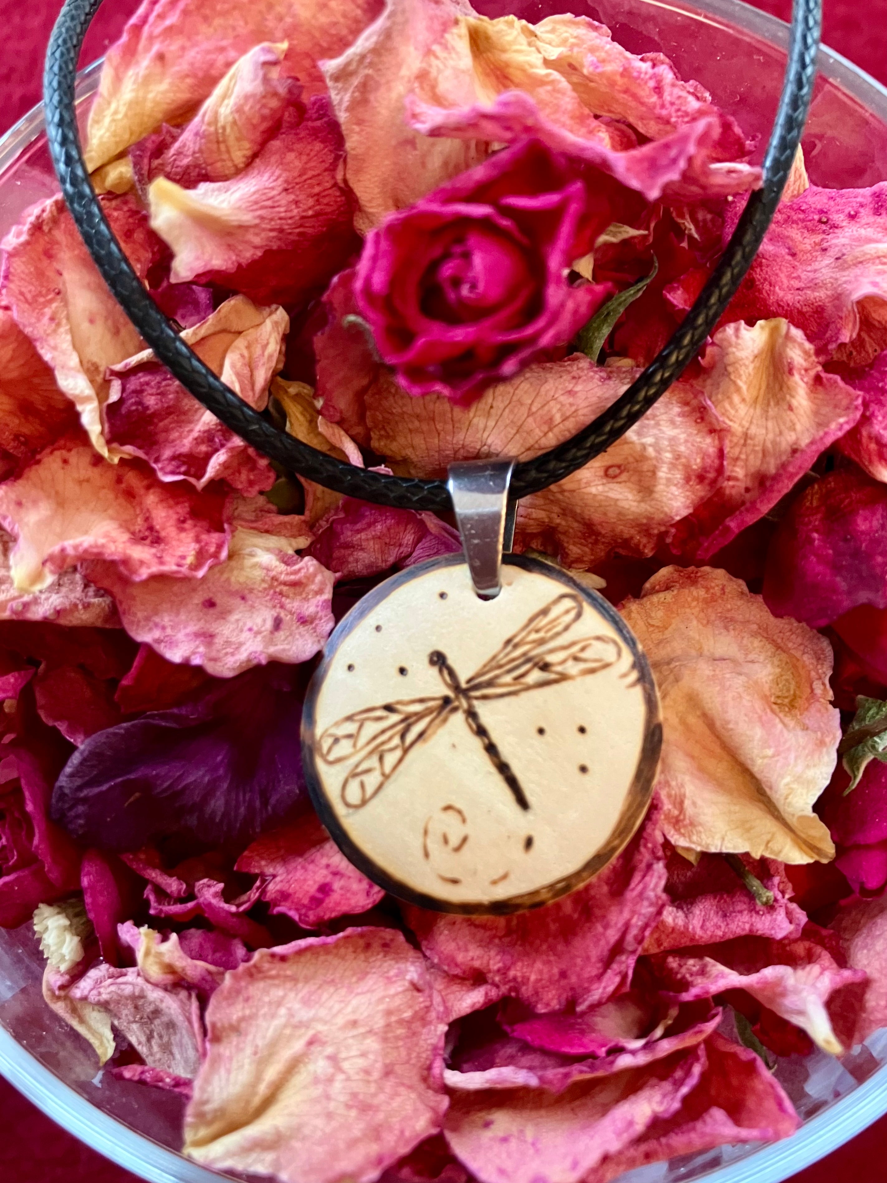 Collier en bois pyrogravé — pendentif artisanal