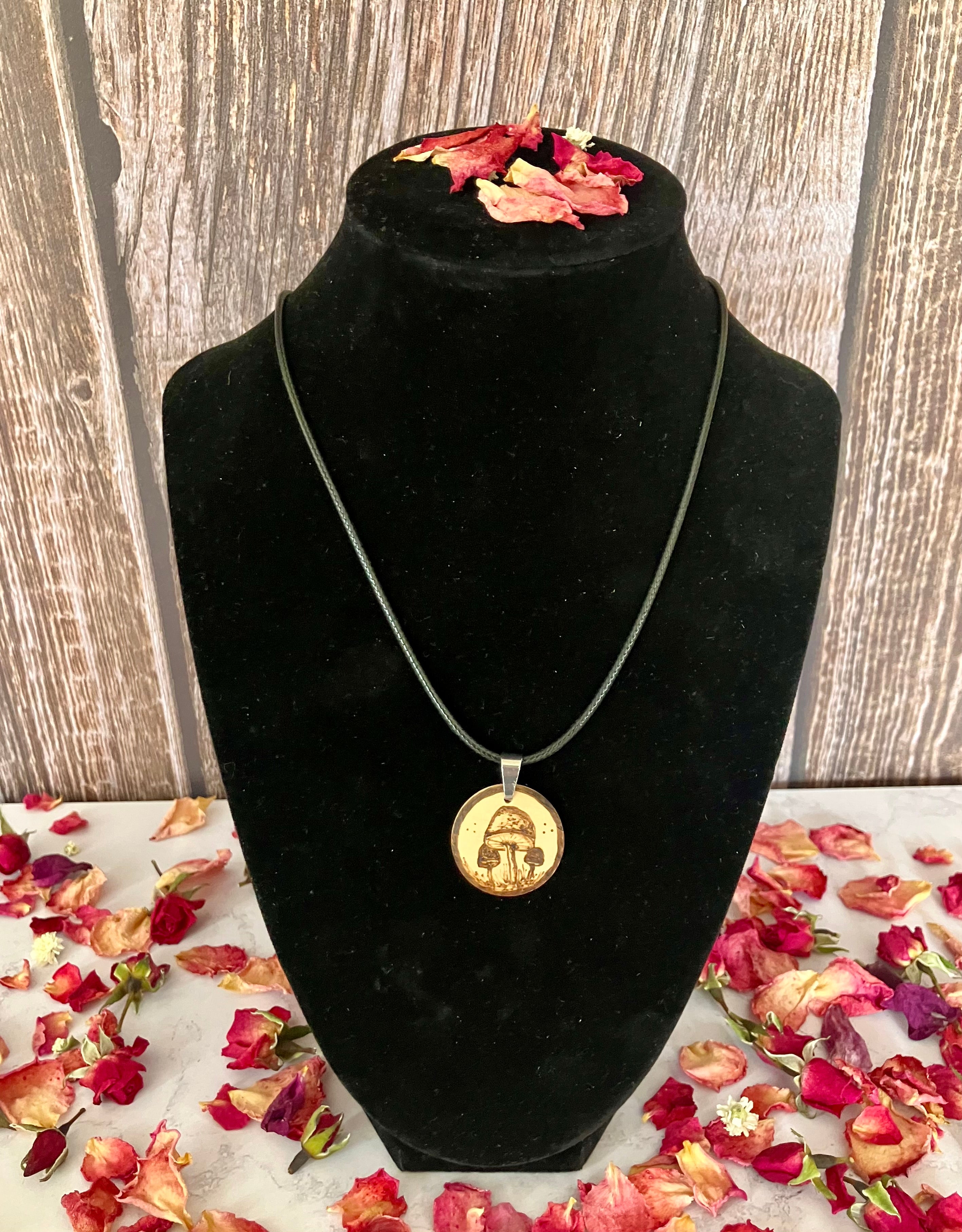 Collier en bois pyrogravé — pendentif artisanal