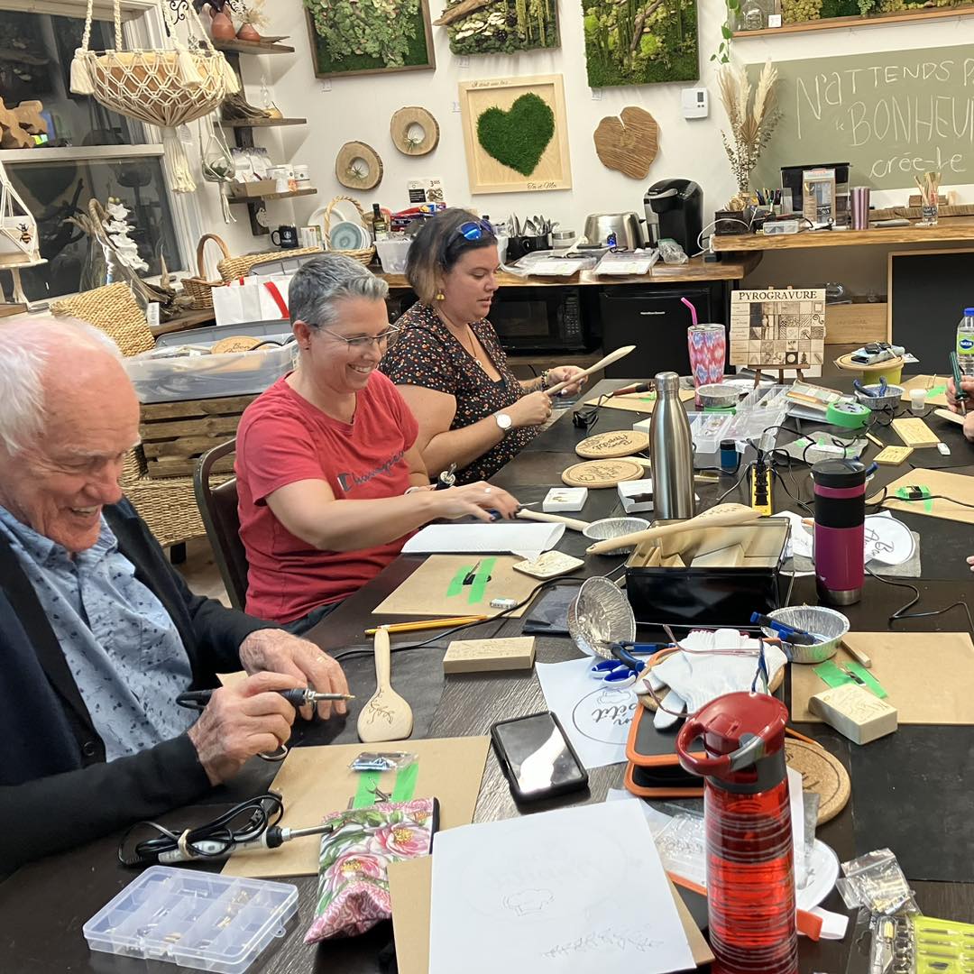 Recevez-moi dans vos locaux — ateliers de pyrogravure sur place