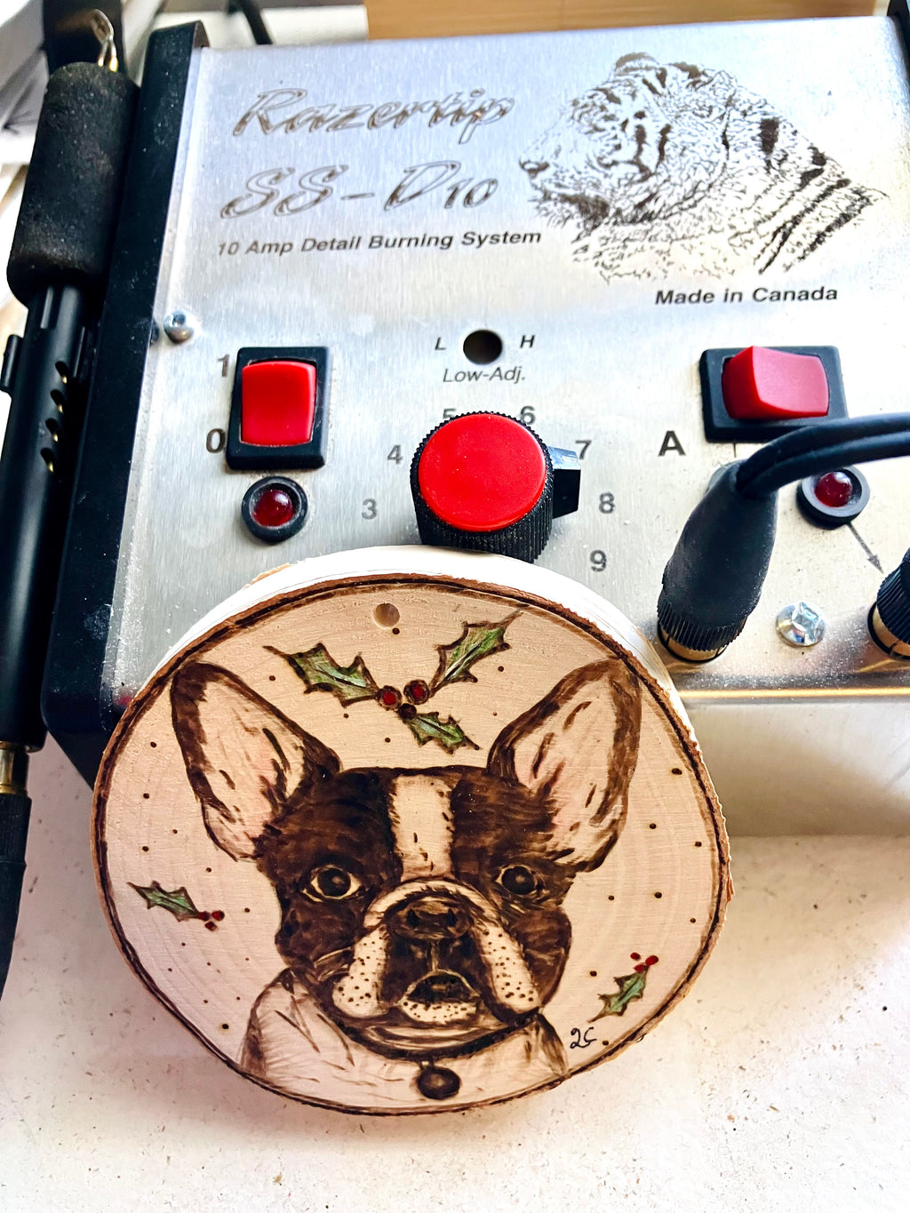 Ornement de ton fidèle compagnon — pyrogravure sur bois (personnalisé)