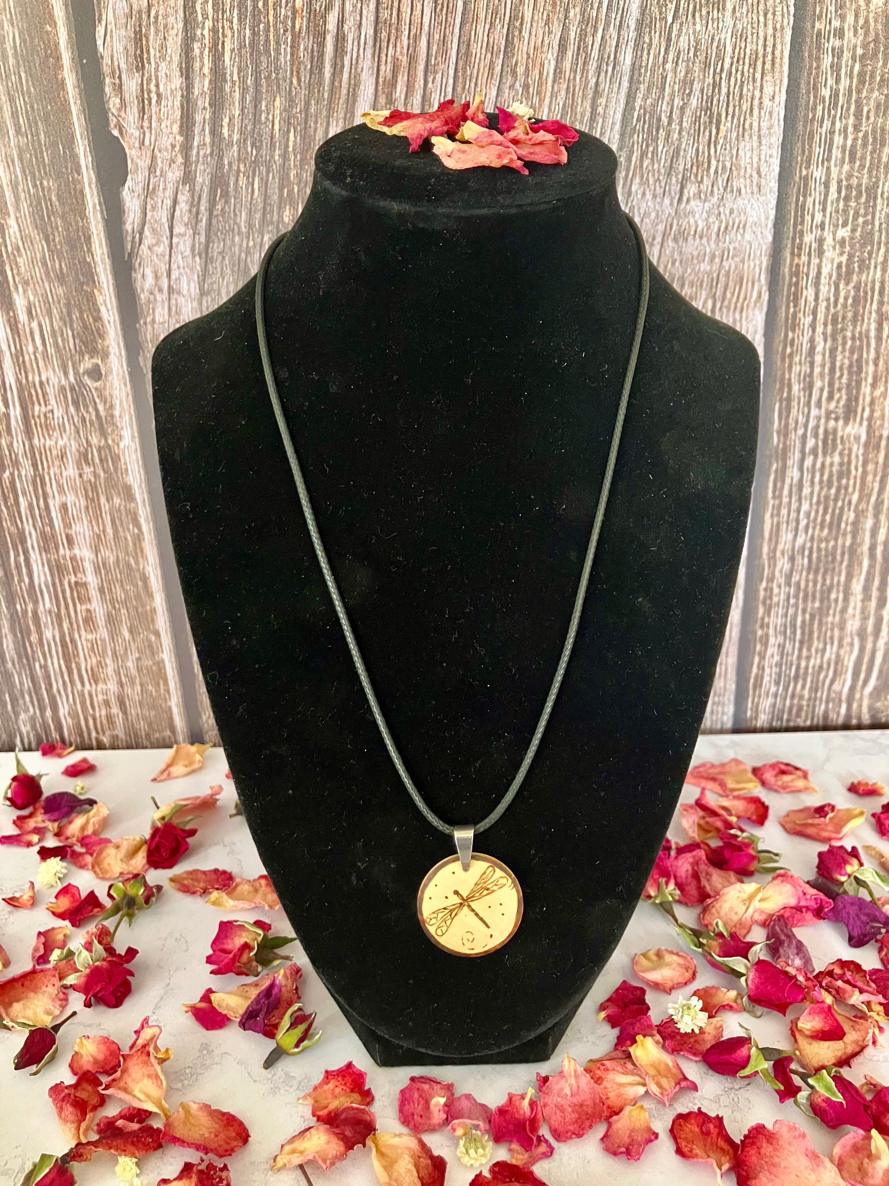 Collier en bois pyrogravé — pendentif artisanal