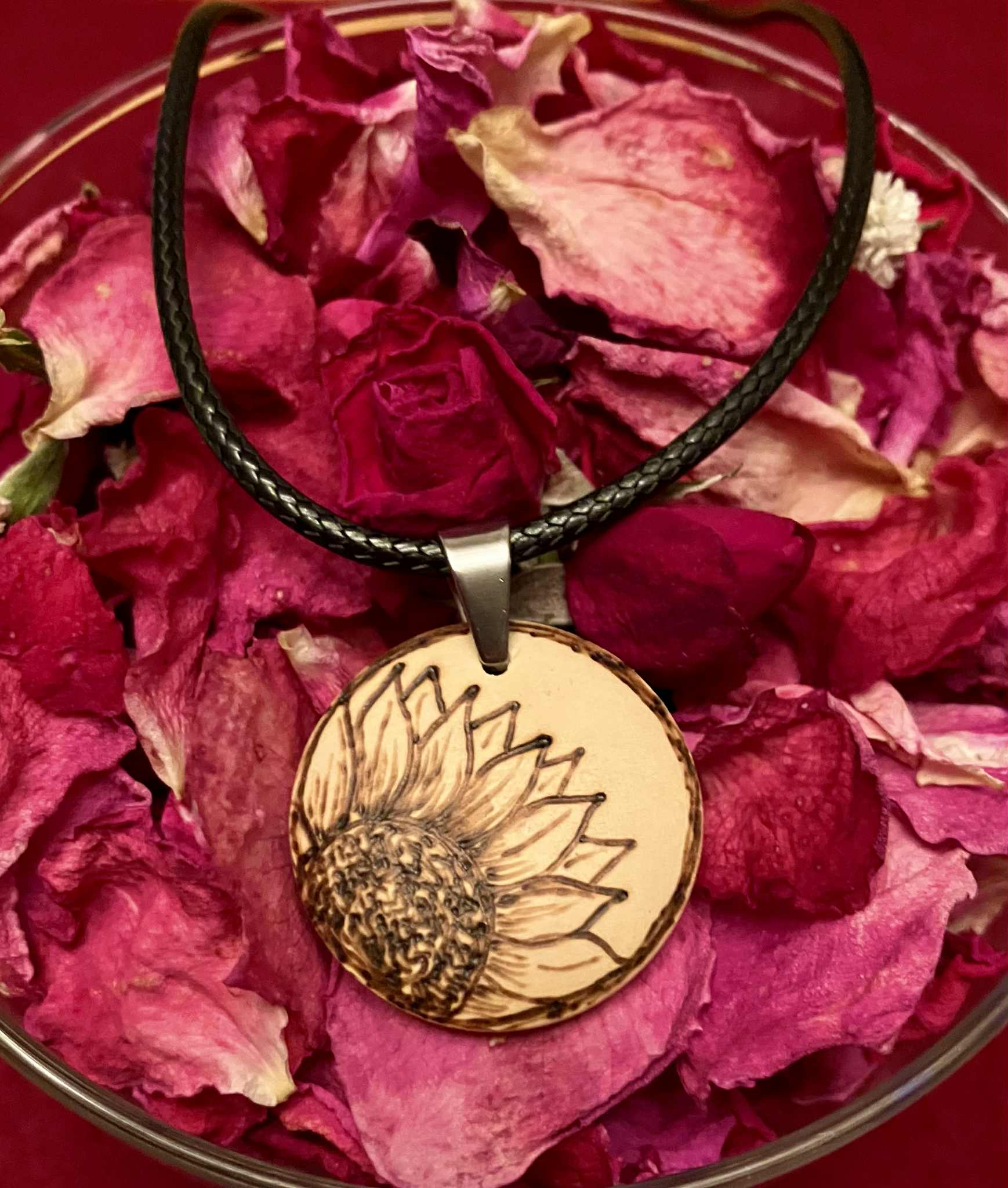 Collier en bois pyrogravé — pendentif artisanal