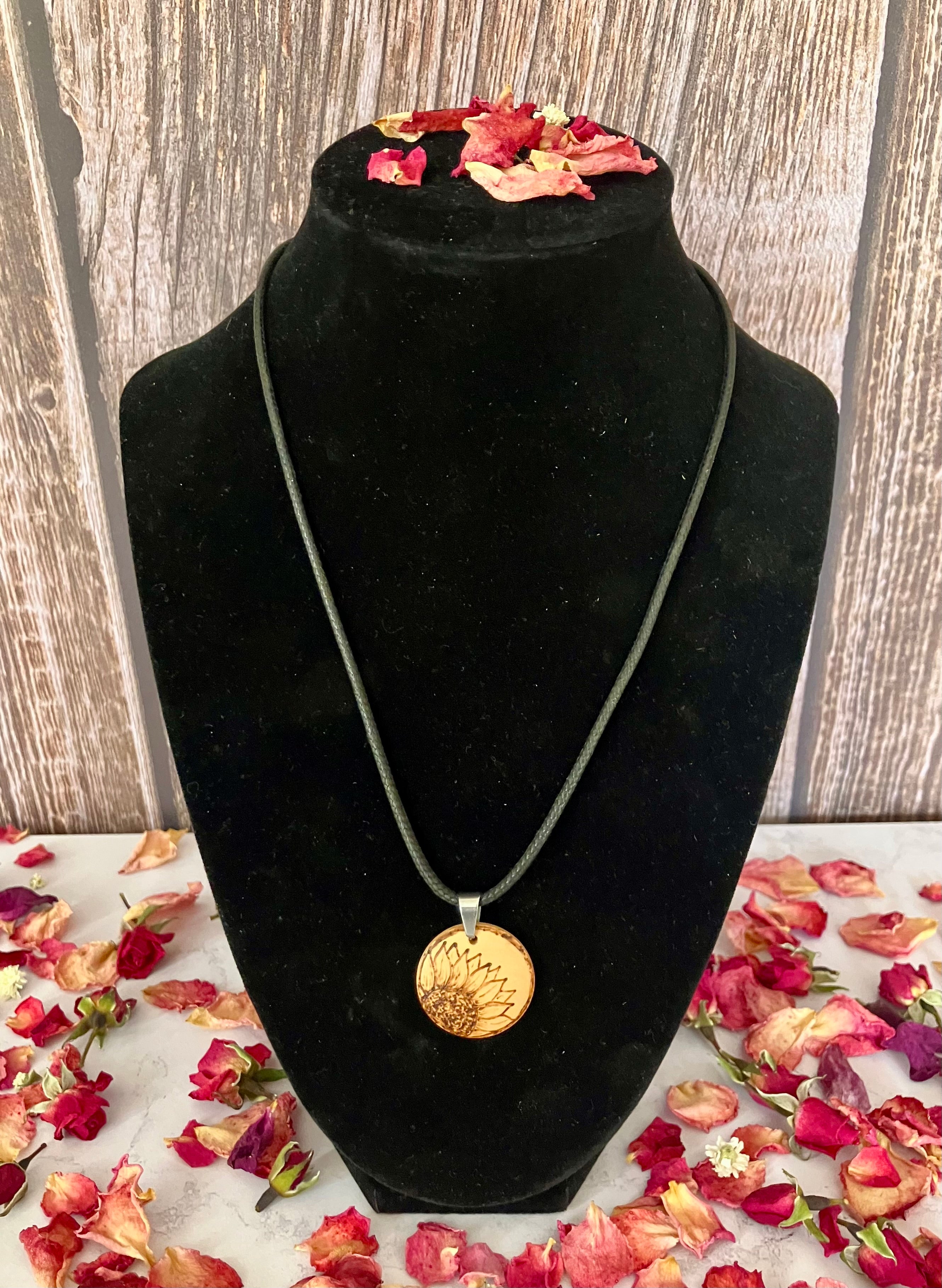 Collier en bois pyrogravé — pendentif artisanal