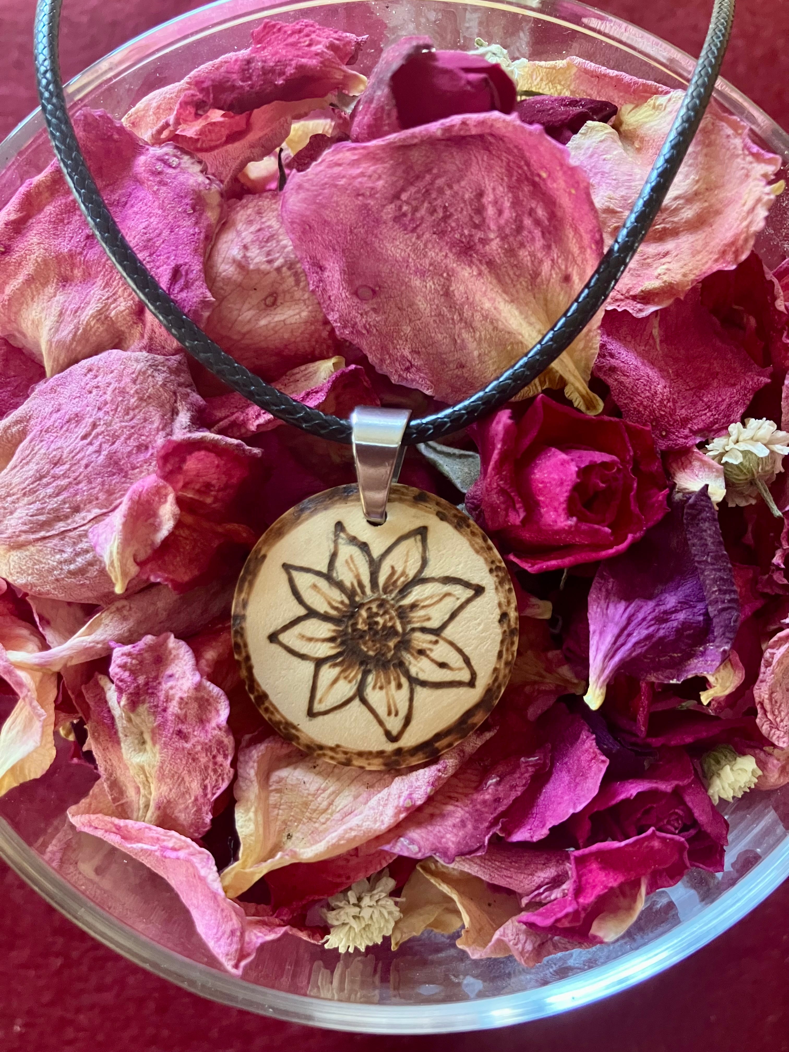 Collier en bois pyrogravé — pendentif artisanal