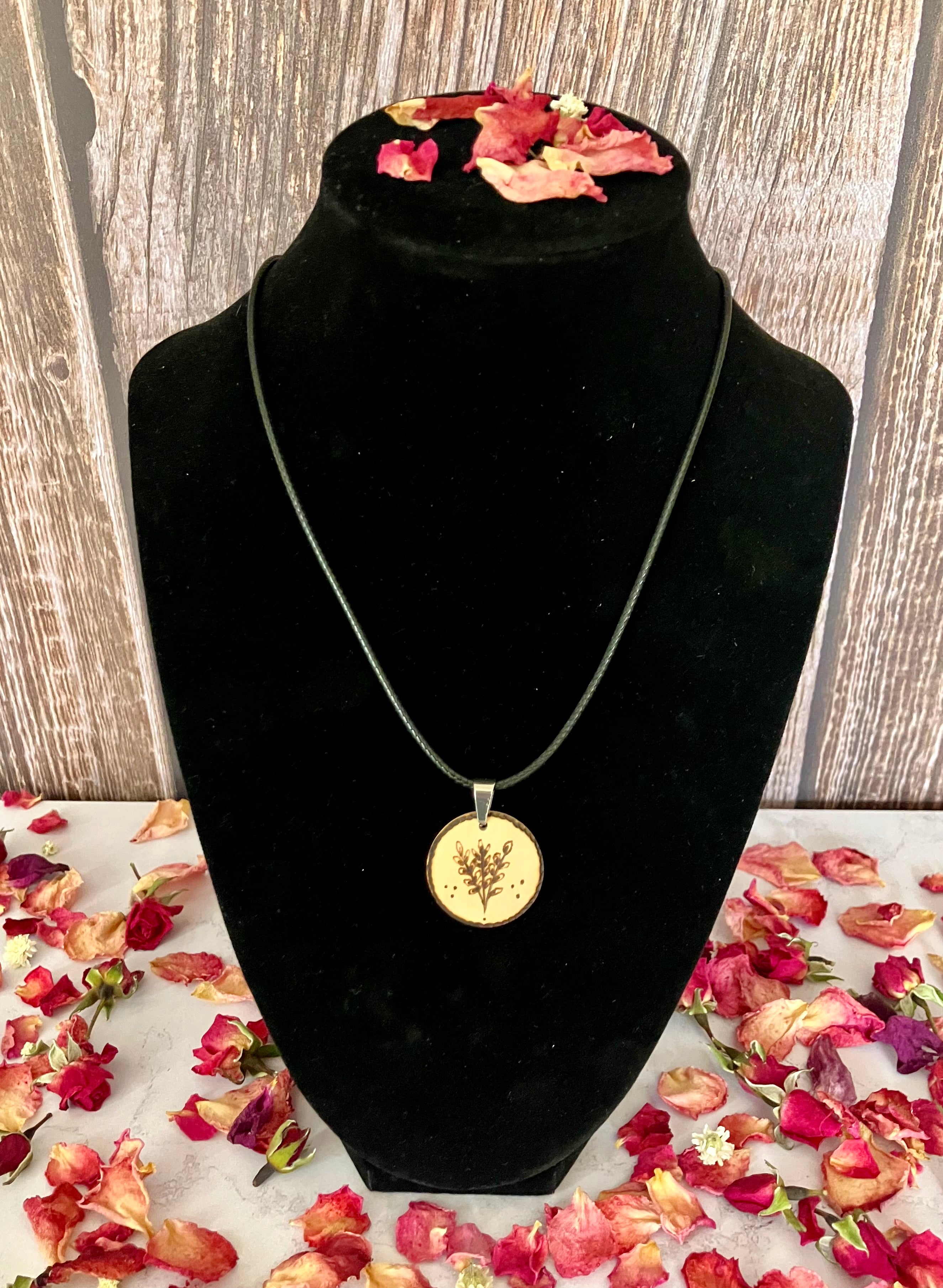 Collier en bois pyrogravé — pendentif artisanal