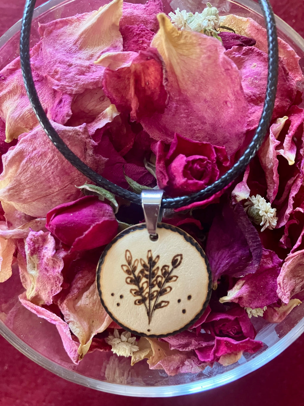 Collier en bois pyrogravé — pendentif artisanal