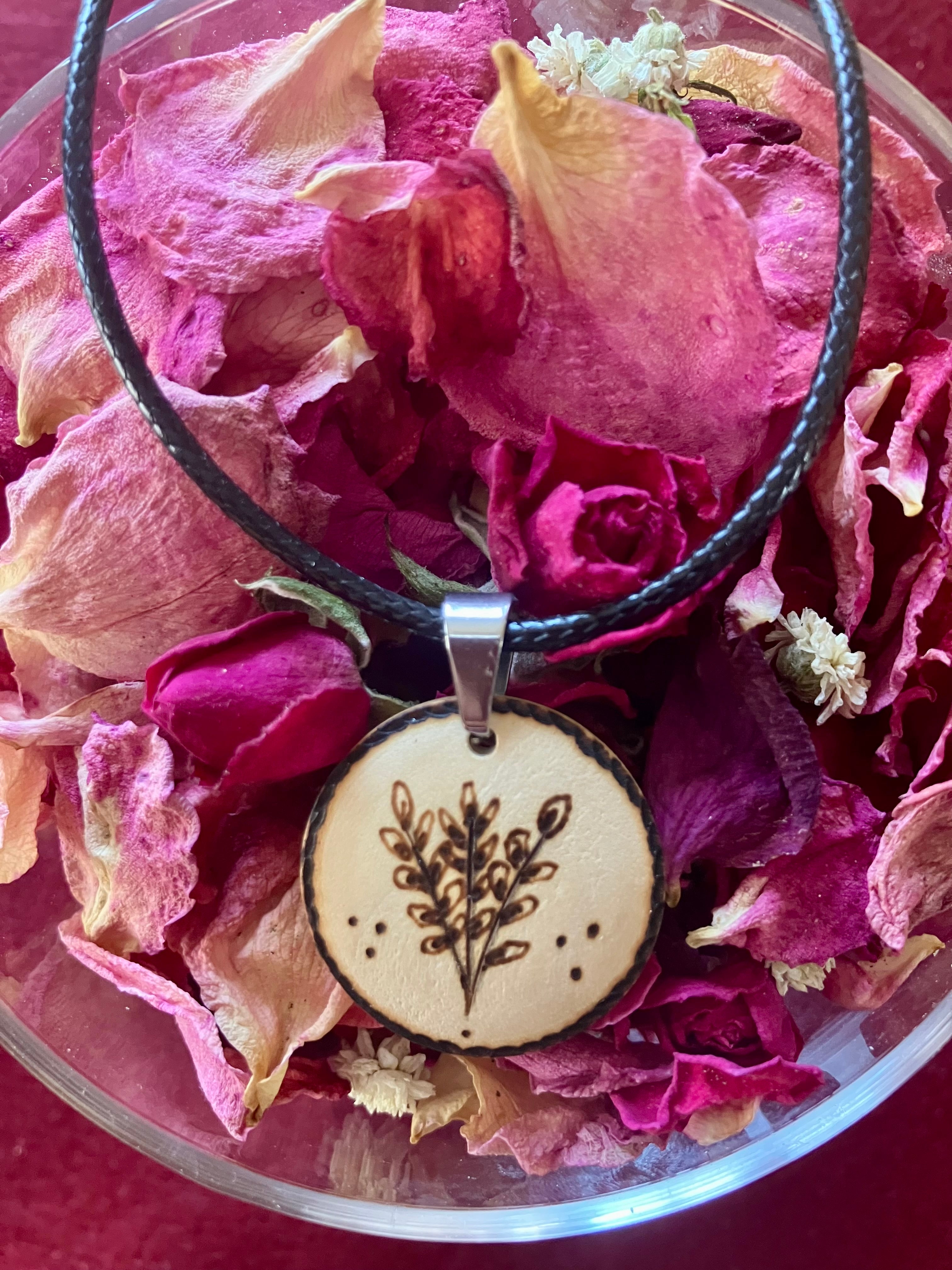 Collier en bois pyrogravé — pendentif artisanal