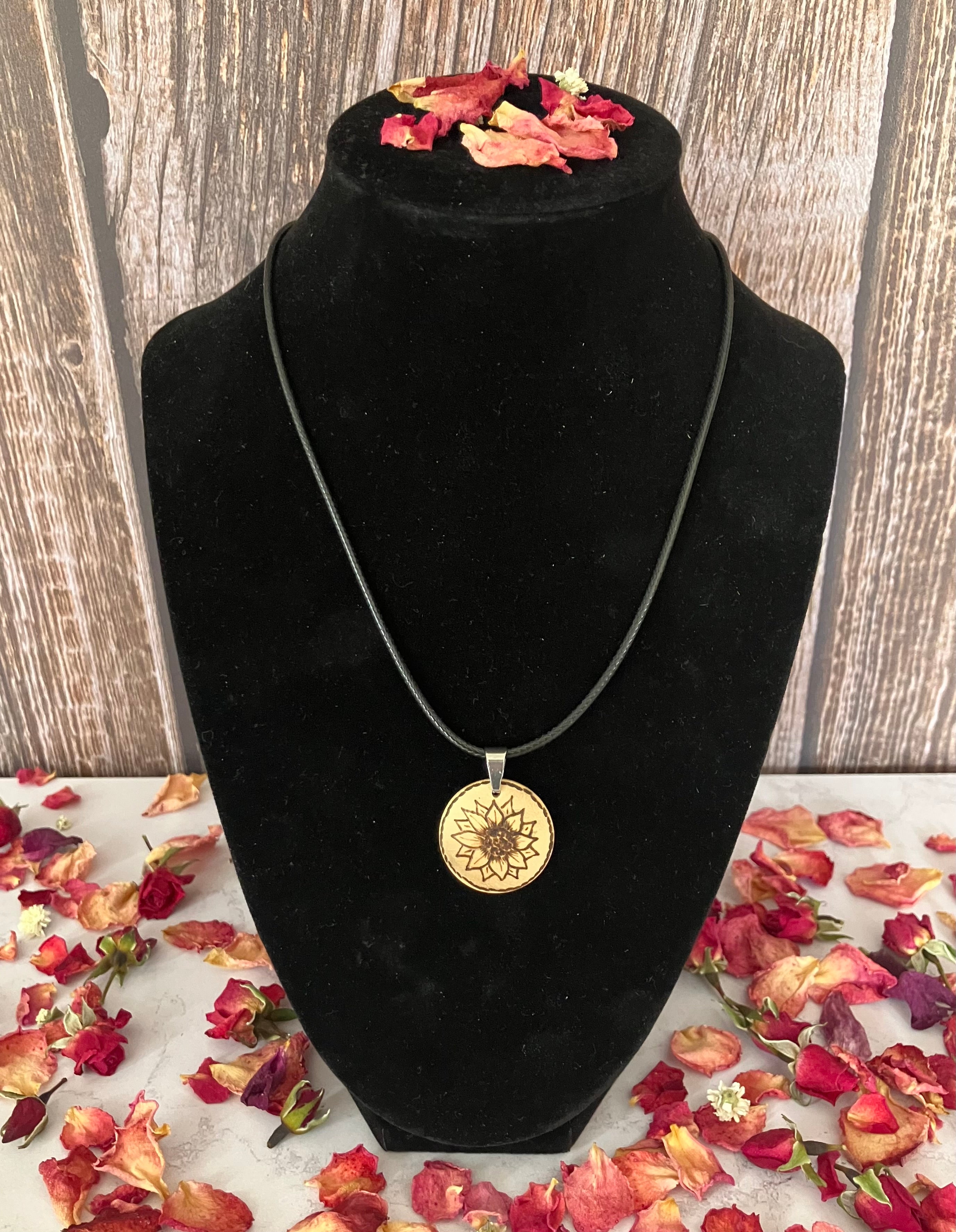 Collier en bois pyrogravé — pendentif artisanal