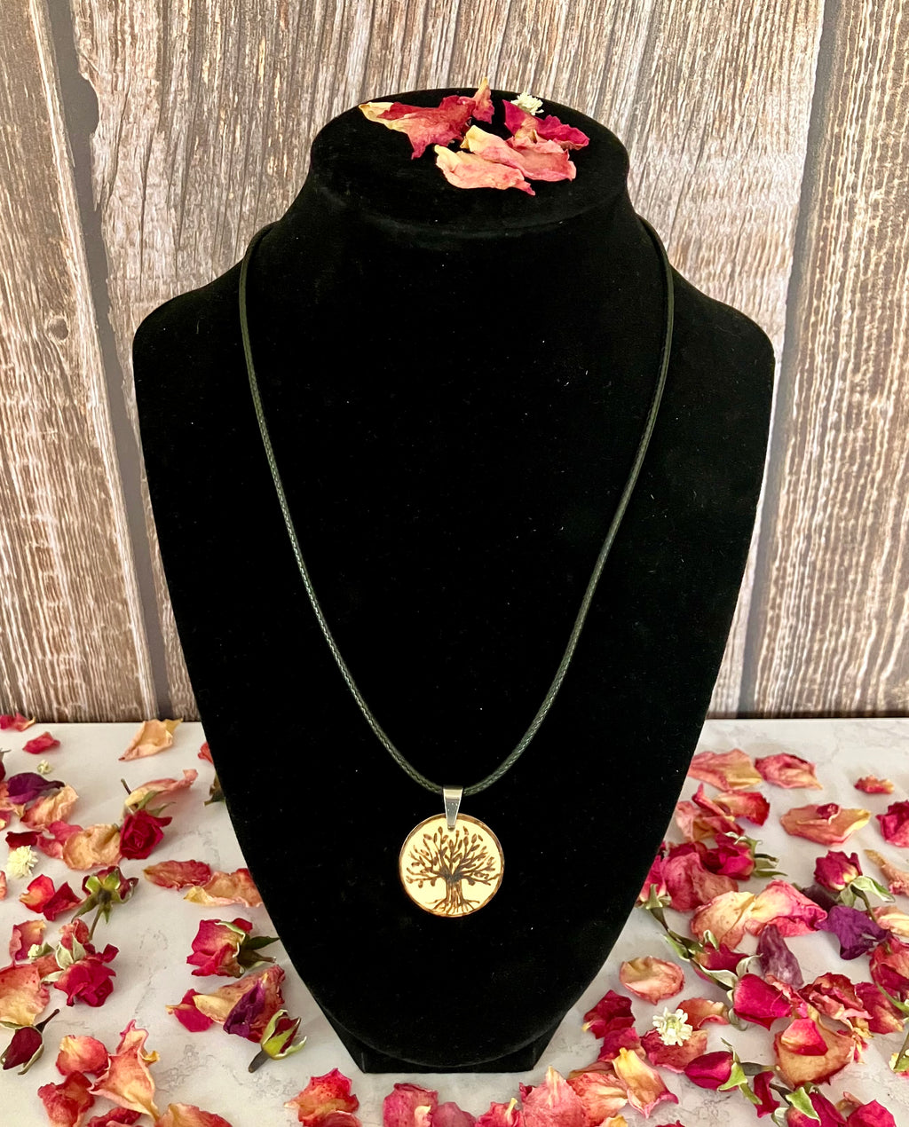 Collier en bois pyrogravé — pendentif artisanal