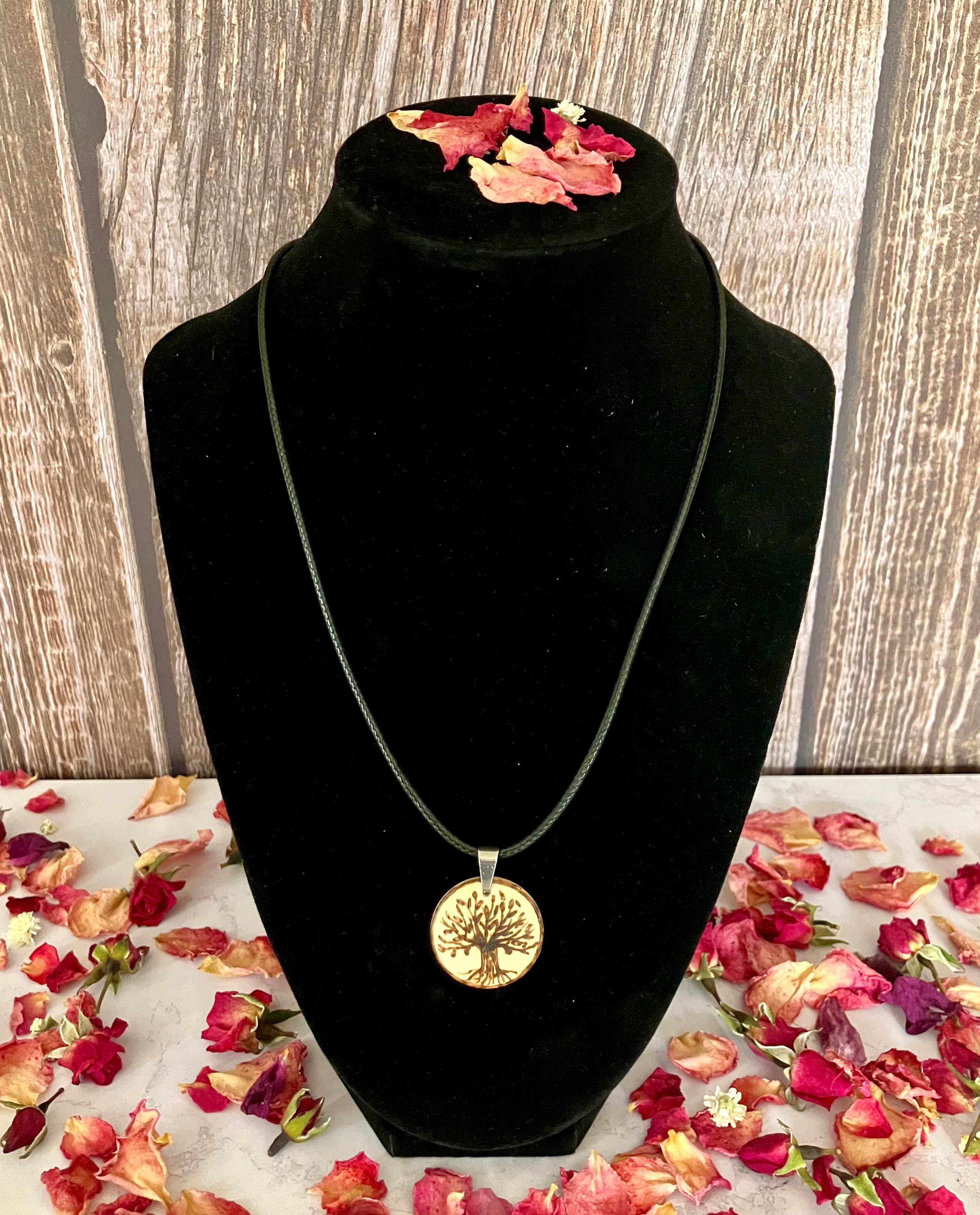 Collier en bois pyrogravé — pendentif artisanal