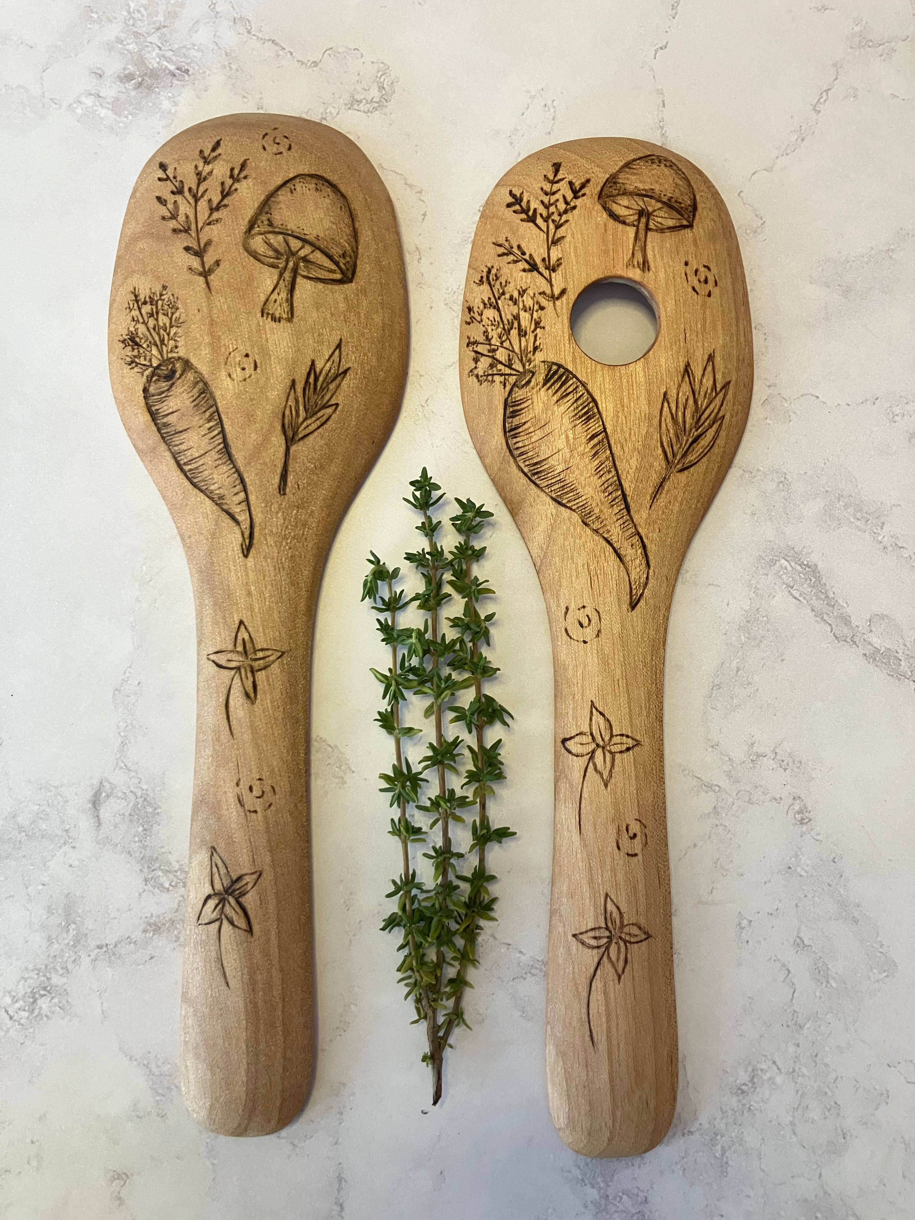 Ustensiles à salade en bois — motifs pyrogravés