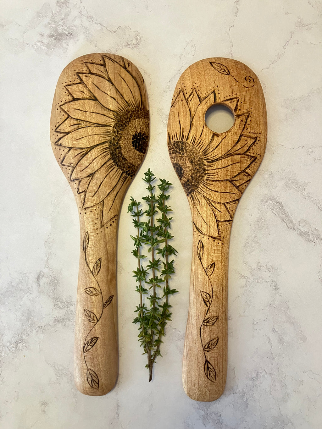 Ustensiles à salade en bois — motifs pyrogravés