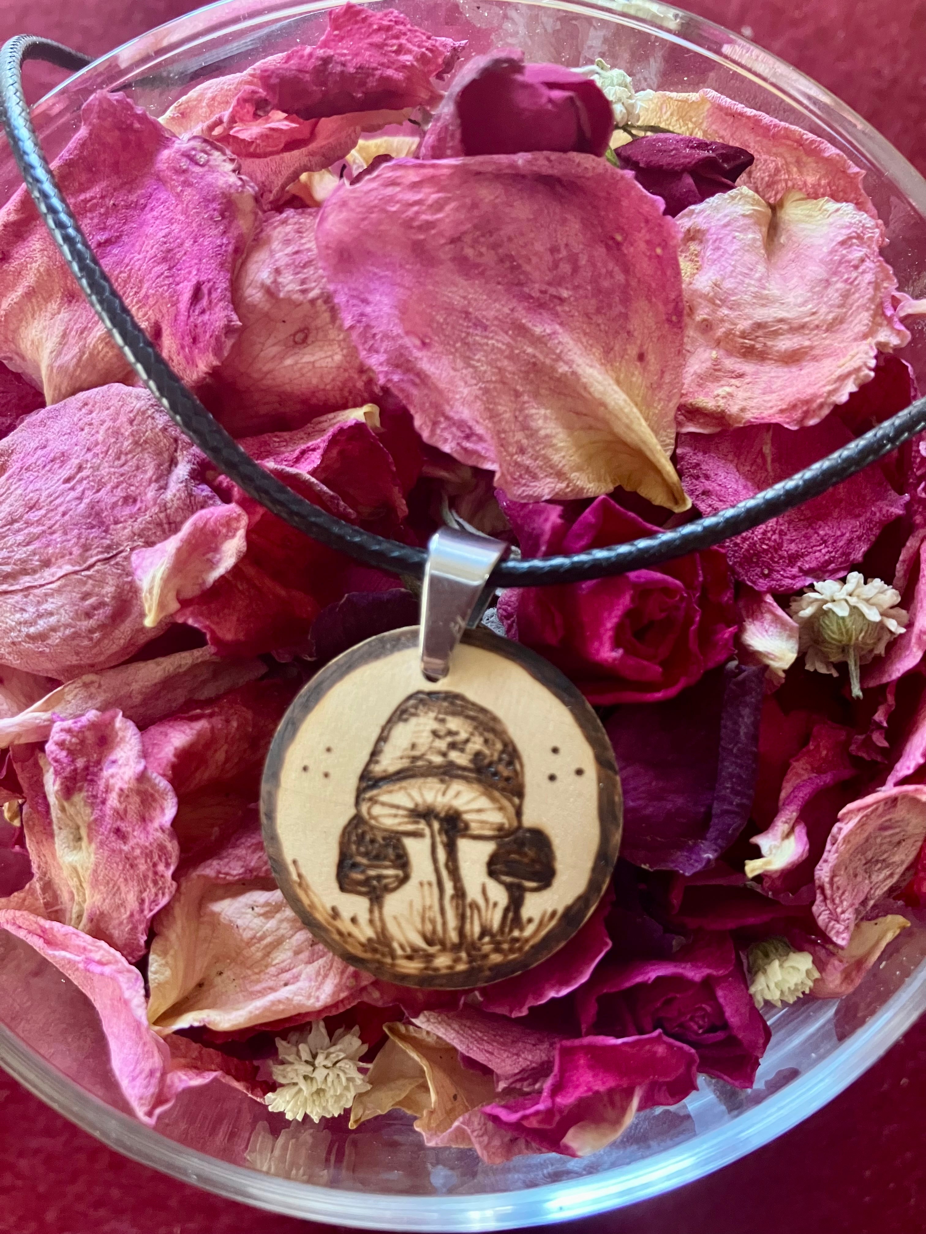 Collier en bois pyrogravé — pendentif artisanal