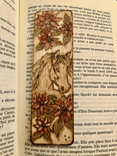 Charger l&#39;image dans la galerie, Marque-page en bois pyrogravé — plusieurs motifs + option personnalisée
